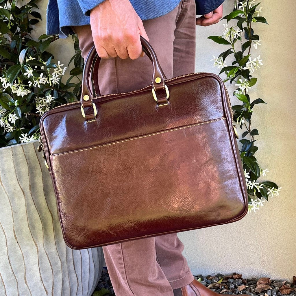 Man holding the Bruno bag in dark brown