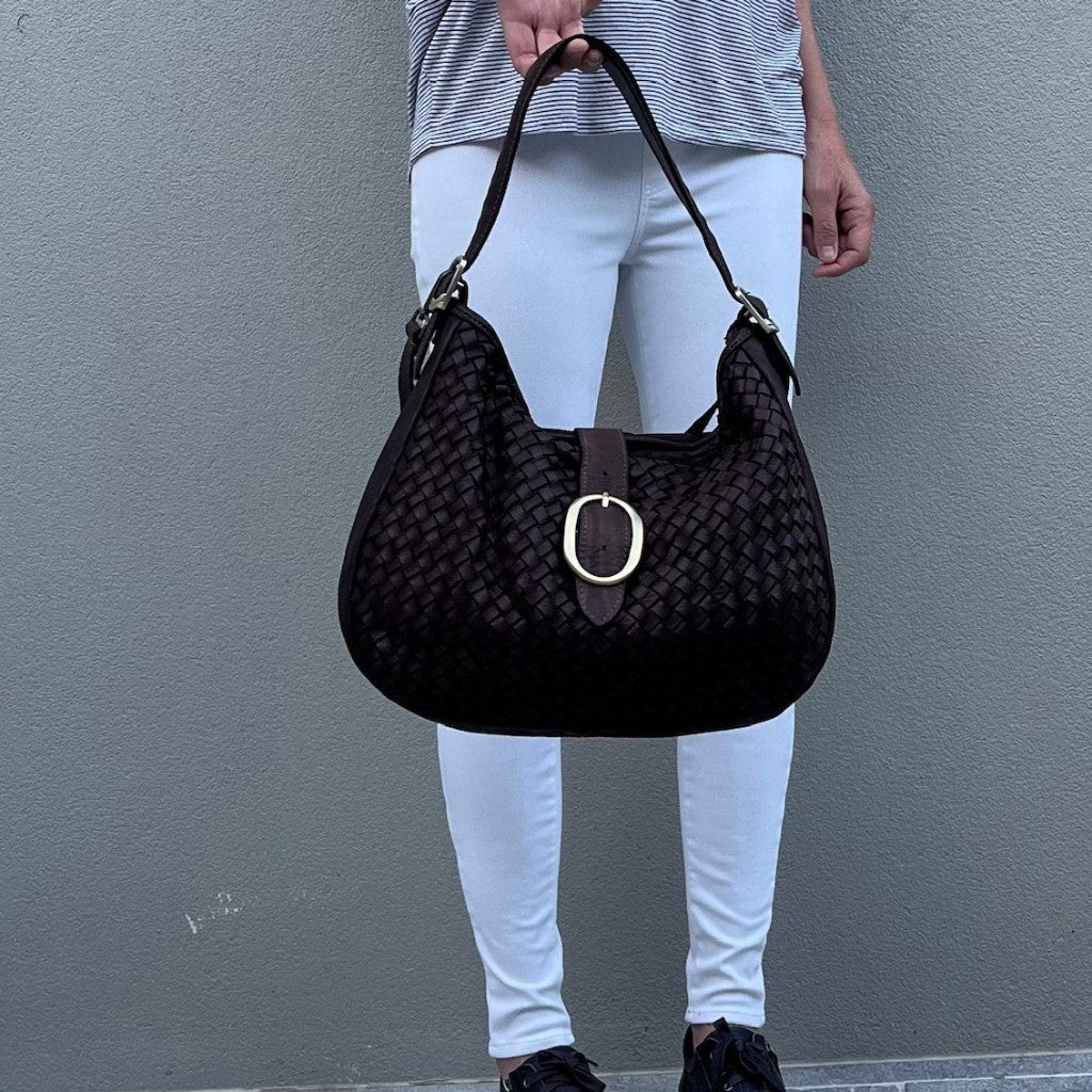 Woman holding the Maria vintage bag