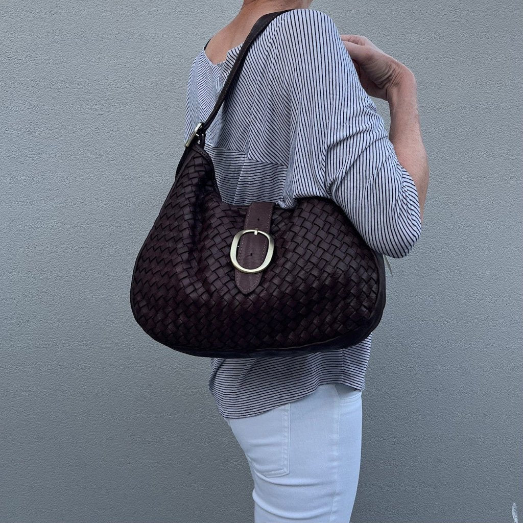 Woman wearing the Maria vintage bag over her shoulder