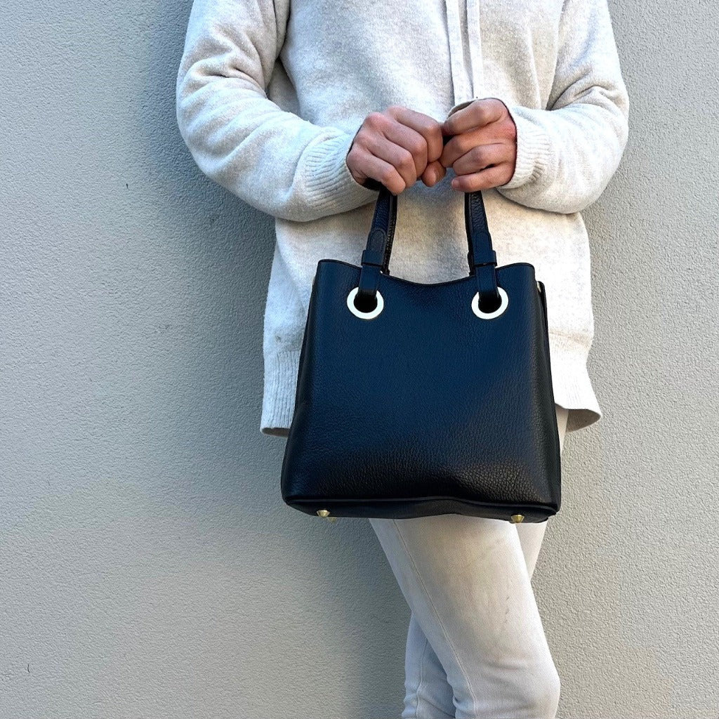 Woman holding the Simona bag