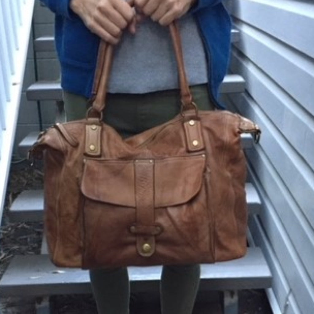 woman holding the Page bag in natural