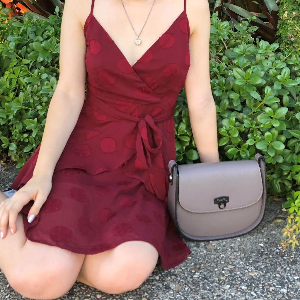 Woman with the Nina shoulder bag in rosybrown