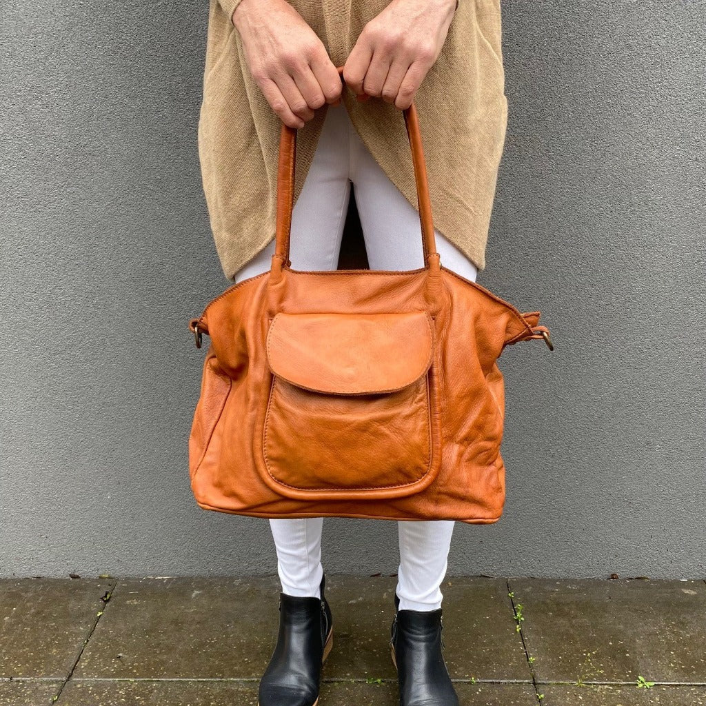 Woman holding the Ardi bag in sienna