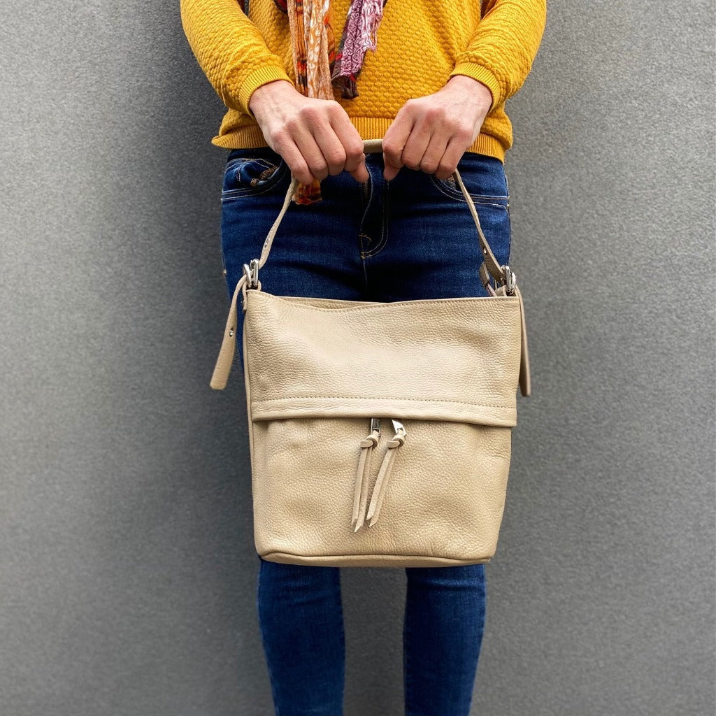 Woman holding the Tilly bag in wheat