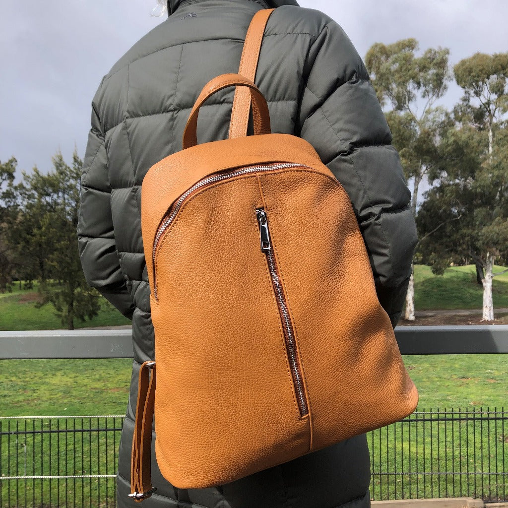 Woman wearing the Avita backpack