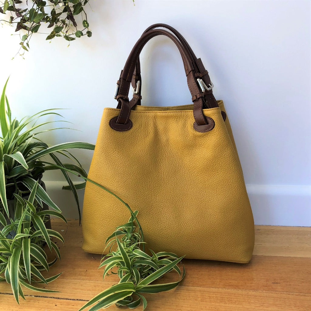 Dawn shoulder bag in mustard or gold