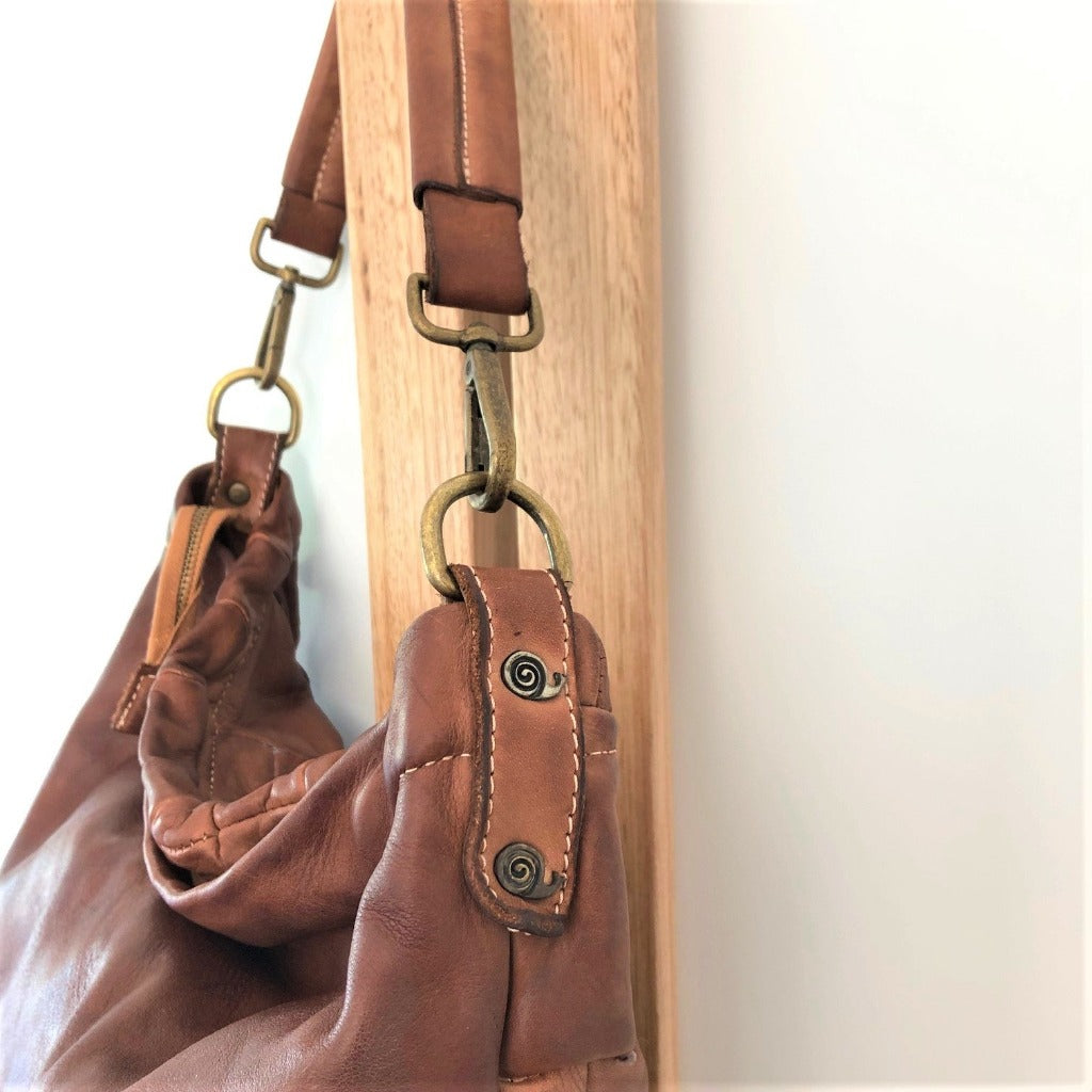 Side view of the Nelli bag