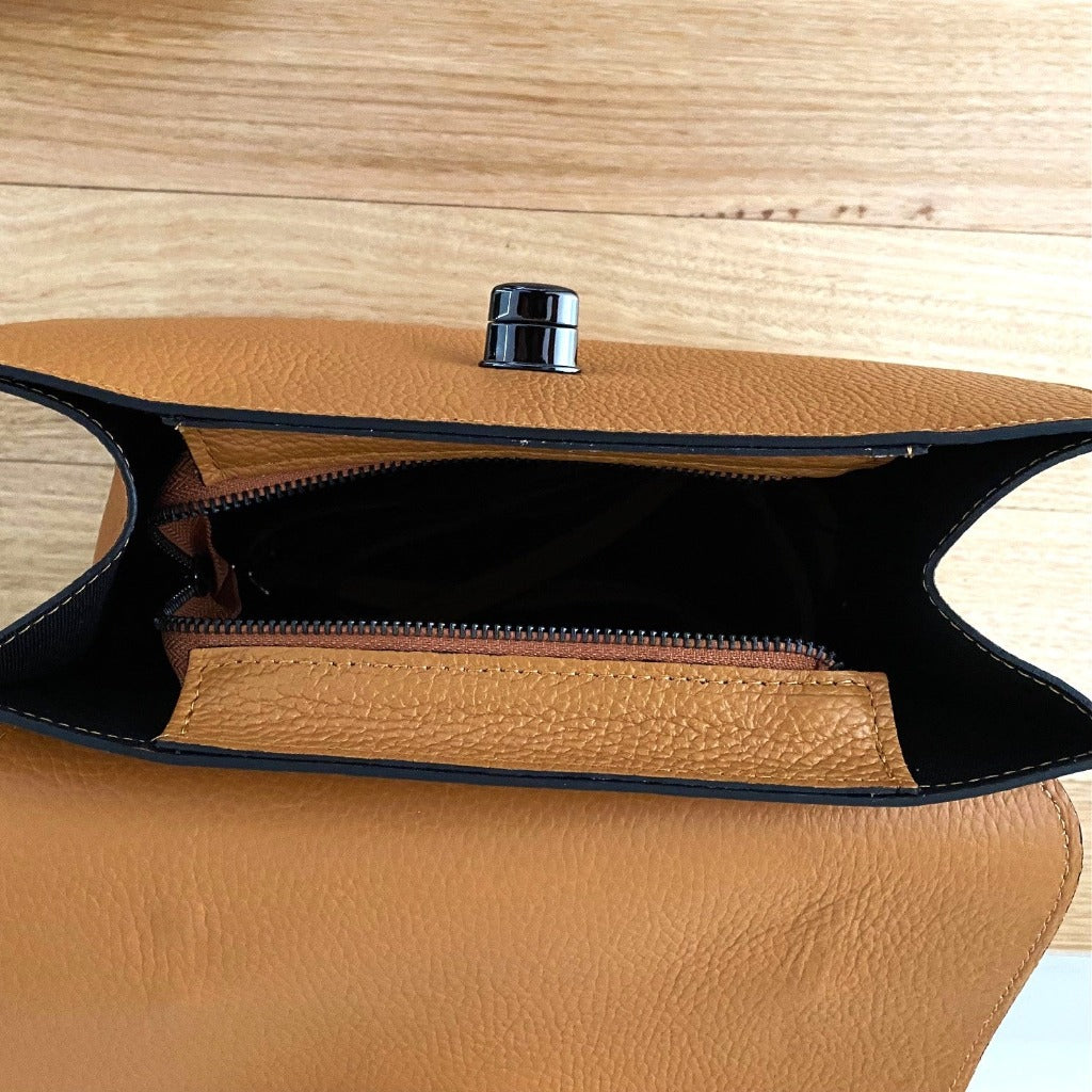 Photo showing the inside of the Rita bag