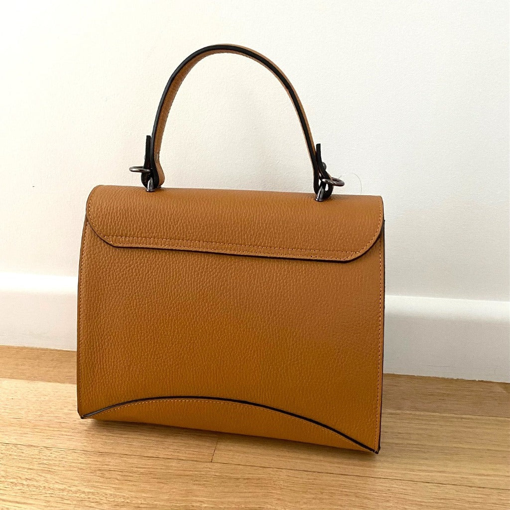 Photo showing the back of the Rita bag