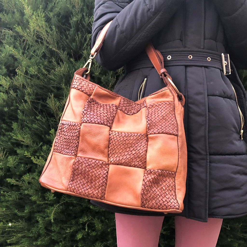 Lady holding the Thea vintage bag in sienna