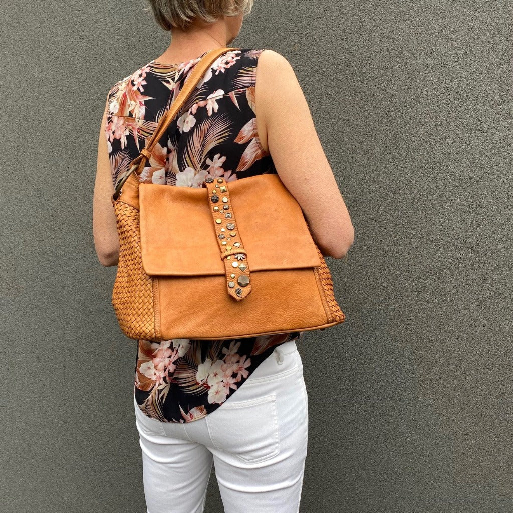 Woman wearing the Veriga bag over her shoulder