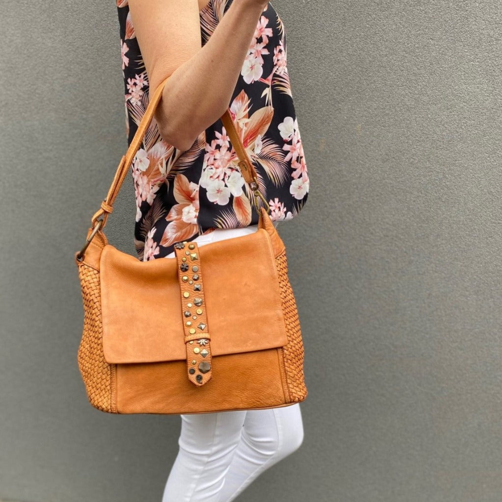 Woman holding the Veriga bag in sienna 